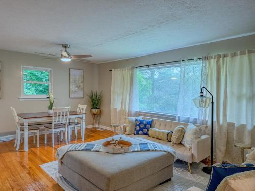 Montgomery House | Hilltop Haven Near Downtown