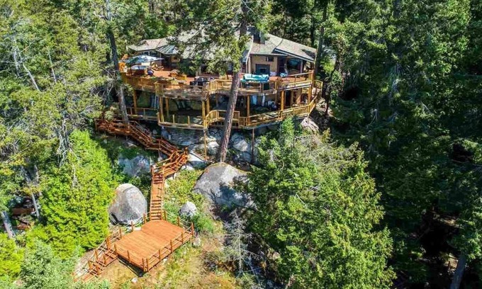 Halfmoon Bay House | Hilltop private perch in Halfmoon Bay. 45 minutes from the Langdale Ferry