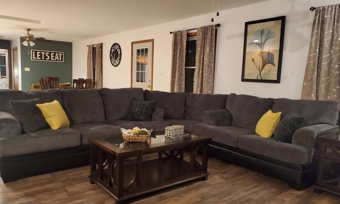 Murphysboro House | Hilltop Retreat 2: Spacious, pond-front home for 12 near wine trail!