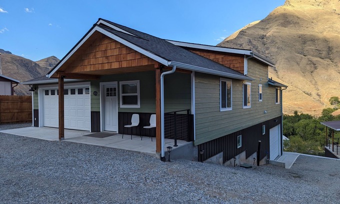 Riggins House | Hilltop River View within walking distance to town