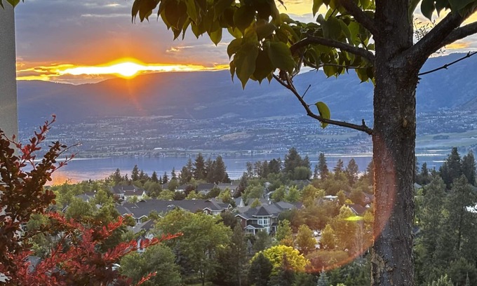 Southwest Mission House | Hilltop Vistas Kelowna - Lake & Mountain View Near Wineries, Trails