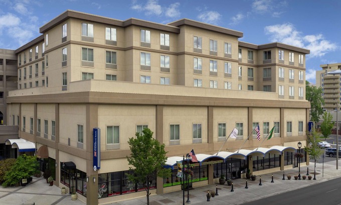 Brownstown Hotel | Hilton Garden Inn Yakima Downtown