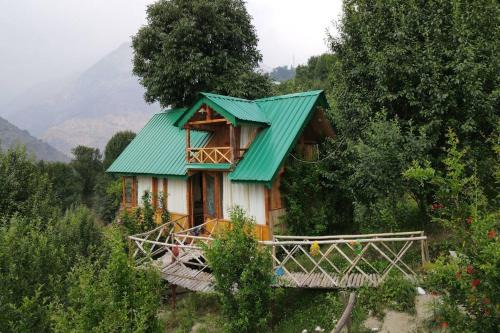 Banjar Ski Chalet | Himalayan Abode Tree House