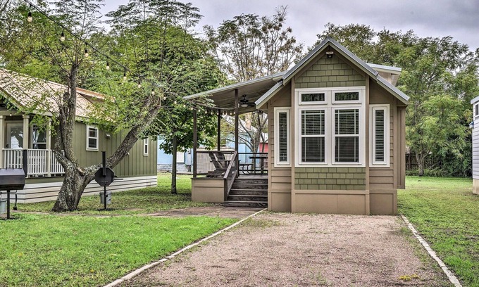 Staples Cabin | Hip Cabin w/Deck by San Marcos River!