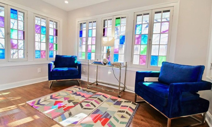 Kansas City House | Historic 6-Bed Duplex | 4 Full Baths | NEW Streetcar Line | Walk to Plaza & UMKC