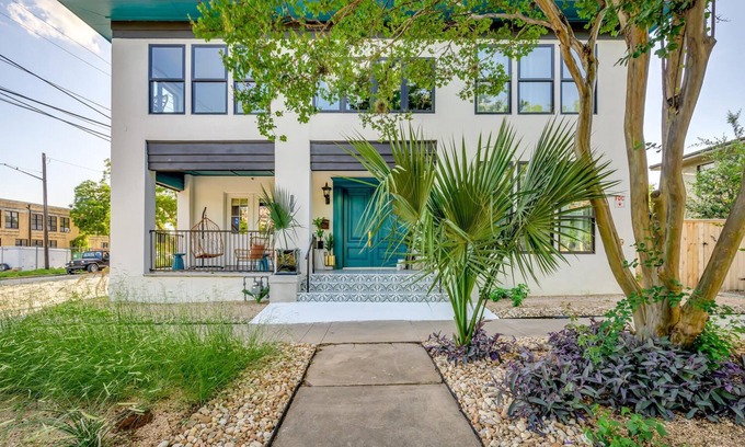West End House | Historic B&B in Austin: Walkable to SXSW! 7 Private Suites, Sleep 25!