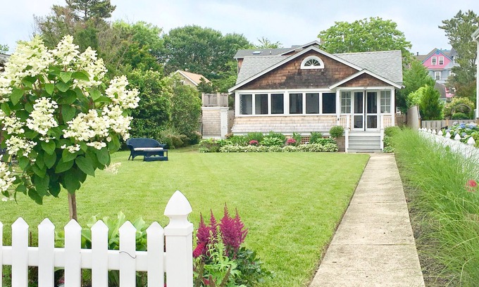 Avon Cottage | Historic Cottage Overlooking Twilight Lake - Walk To Beach And Bay Head Village