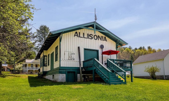 Allisonia Cottage | Historic Cottage/Trail Access - 1BS2