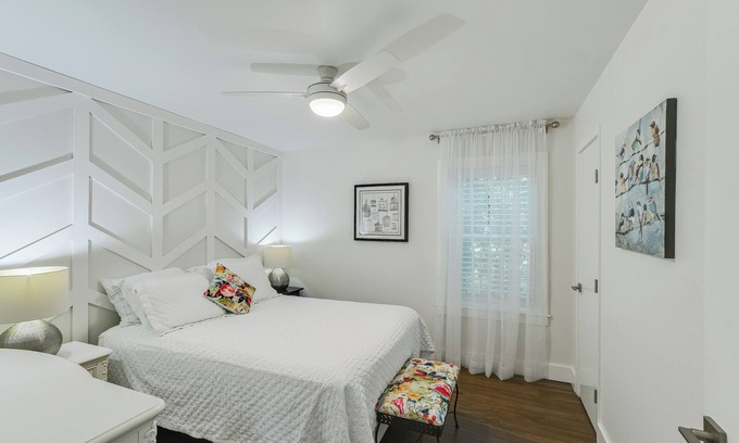 Georgetown Apartment | Historic downtown Georgetown. 8 blocks to the square and 1 to the University.