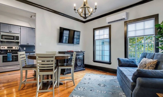 Marble Falls House | Historic Downtown Marble Falls- 3 Suite Travis/LBJ/MrblFlls