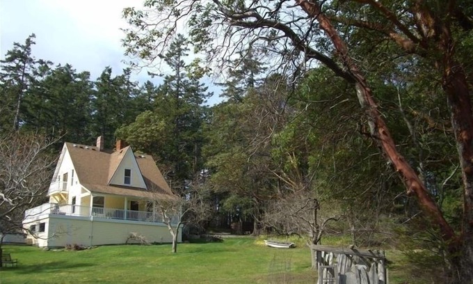 Eastsound House | Historic Farmhouse with two private beaches + walking distance to Eastsound