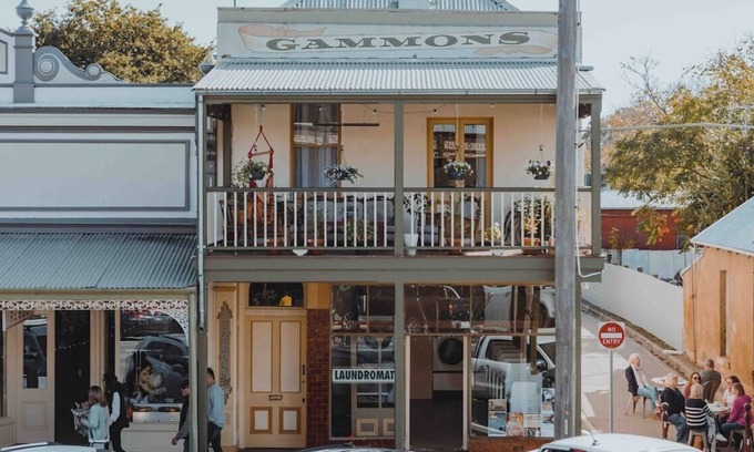 Beechworth Apartment | Historic Gammons Stunning Balcony Views Central