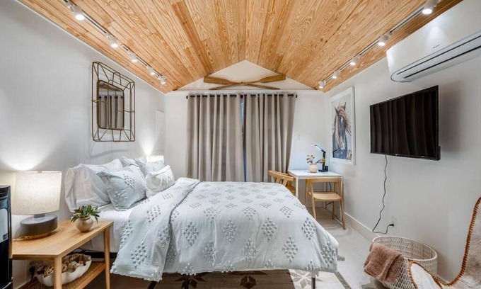 Greater Heights Apartment | Historic Heights Rustic Urban Tiny Cabin