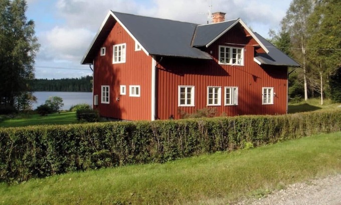 Sunnansjo Villa | Historic lakeside villa with kayaks, close to ski resorts