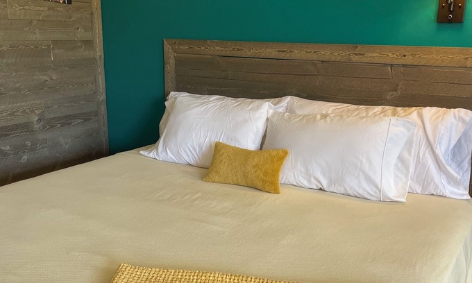 Cleveland Hotel | Historic Mora Inn and RV Park