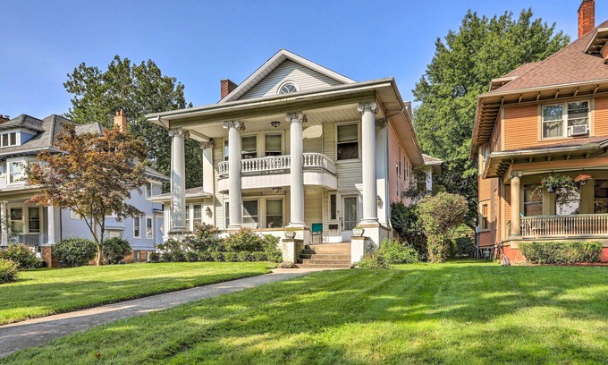 Downtown Toledo Condo | Historic Regal Retreat ~ 2 Mi to Dtwn Toledo!