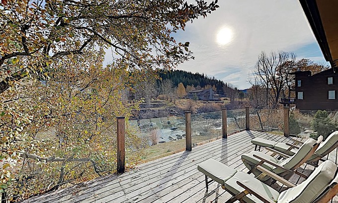 Downtown Cabin | Historic Riverside Craftsman Home: Large Deck & Backyard in Downtown Truckee