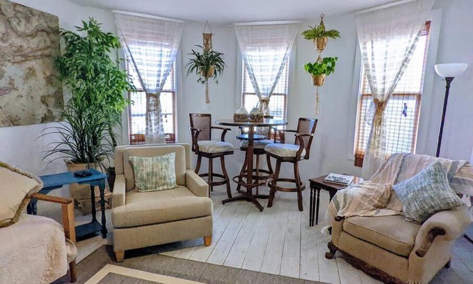 Tahlequah Apartment | Historic spacious 1 bd. Apt in heart of Tahlequah