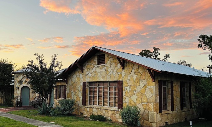 Bandera Cabin | HISTORIC STONE RIVER CABIN! Why stay in a tiny home? 5 min from Bandera!