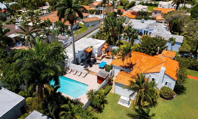 Hollywood Lakes Villa | Historical huge Luxy Villa in Hollywood Beach