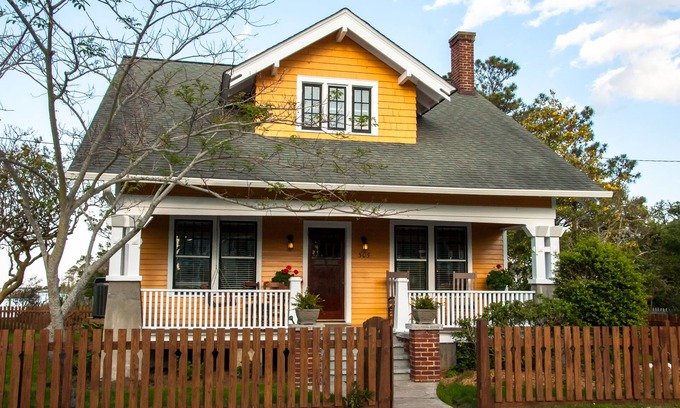 Historic Downtown Manteo House | History Loves Company-1920's Arts and Crafts Sears Kit Home-family/dog Friendly