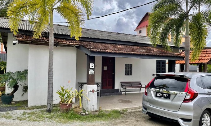 Batu Buruk House | Hj Hassan Guest House Bungalow B