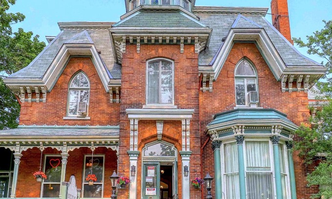 Kingston Hotel | Hochelaga Inn