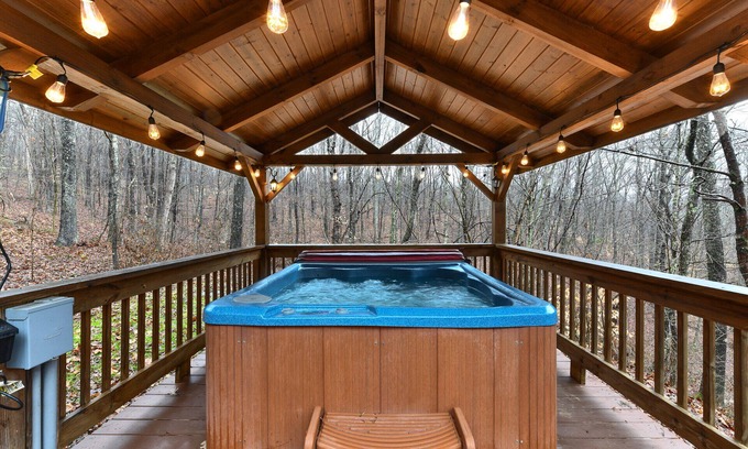 Logan Cabin | Hocking Hills Secluded Cabin Hot Tub Fireplace