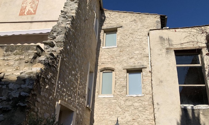 Saint-Michel-l'Observatoire House | Holiday Home "Maison Atypique avec Piscine" with Mountain View, Private Pool & Wi-Fi