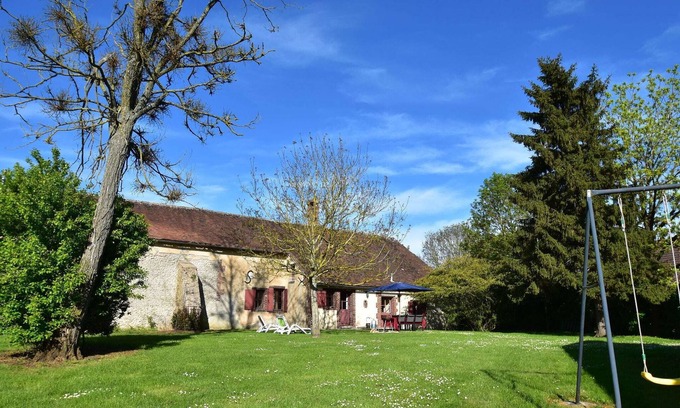 Saint-Maurice-sur-Aveyron House | Holiday home with private garden on a farm