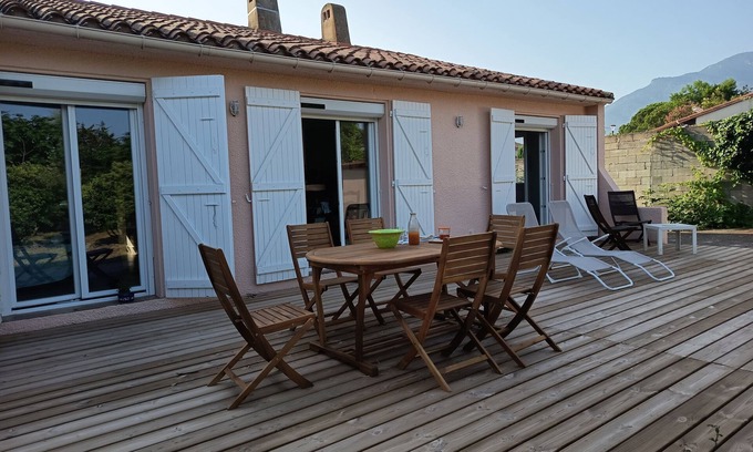 Saint-Genis House | Holiday Home 'Des Barnèdes' with Private Pool, Wi-Fi and Air Conditioning