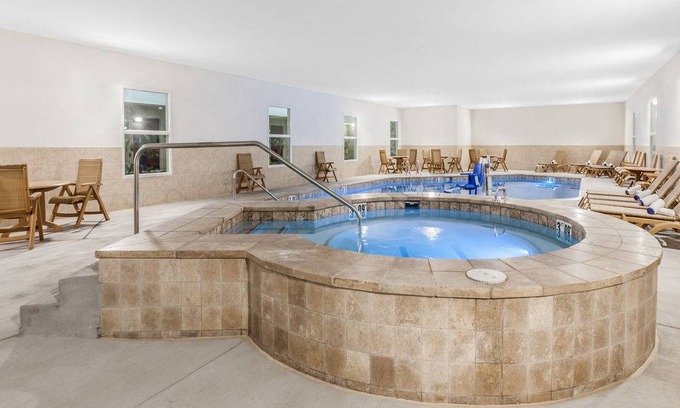 Central Oklahoma City Hotel | Holiday Inn Hotel & Suites Oklahoma City North, an IHG Hotel