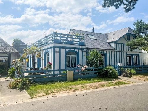 Merville-Franceville-Plage House | Holiday Home La Villa bleue by Interhome