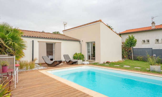 Saint-Georges-de-Didonne House | Holiday Home 'De La Crete' with Sea View, Shared Pool and Wi-Fi