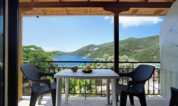 Mikros Gialos Apartment | Holiday Accommodation "Vardia Studio B" with Sea View, Balcony and Wi-Fi