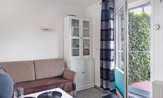 Dorumer Neufeld Apartment | Holiday Apartment 12 in Haus Borkum with Private Terrace and Wi-Fi