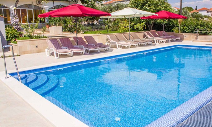 Seget Donji Apartment | Holiday apartment with pool and 80 m to the beach