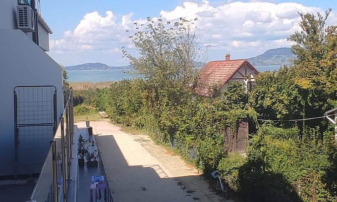 Balatonfenyves Apartment | Holiday apartment with modern furnishings directly on the water, with air conditioning