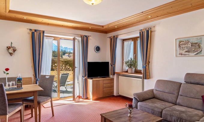 Kruen Apartment | Holiday Apartment 'Alpenblick Tilly - Eibsee' with Mountain View, Shared Terrace and Wi-Fi