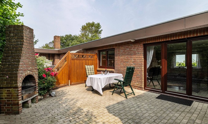 Norddeich Apartment | Holiday Apartment Alter Deich with Private Terrace, Private Garden and Wi-Fi