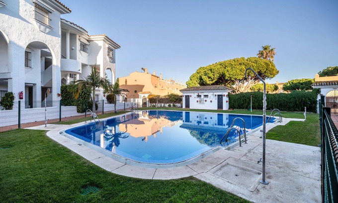 Poblado Sancti Petri Apartment | Holiday Apartment "Casa Amparo Sancti Petri" with Shared Pool, Private Terrace & Wi-Fi