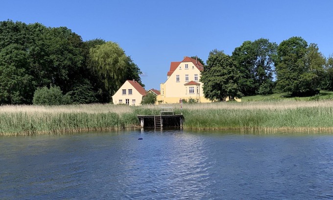Grubnow Apartment | Holiday Apartment "Gut Grubnow Rügen - 4" with Lake View, Shared Terrace & Wi-Fi