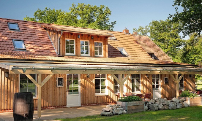 Strohen Apartment | Holiday Apartment "Eichengeflüster Forest Cabin" with Large Covered Terrace in Ströhen