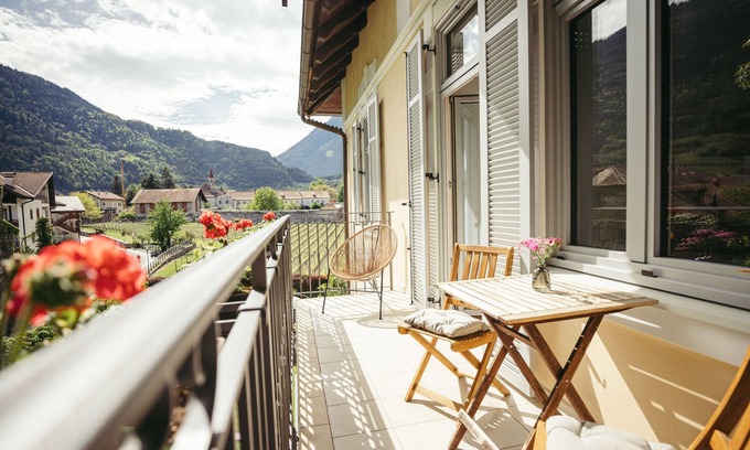 Lagundo Apartment | Holiday Apartment 'Freienfeldhof Golden' with Mountain View, Shared Garden and Wi-Fi