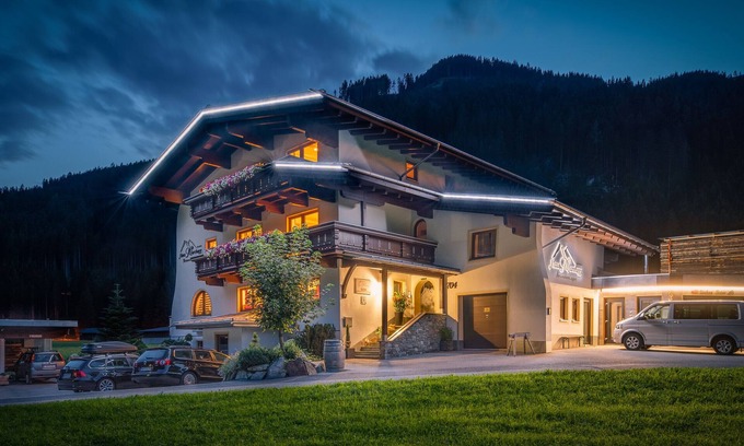 Madseit Apartment | Holiday Apartment 'Haus Marchegg - Bergkristall' with Mountain View, Balcony and Wi-Fi