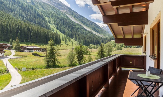 Madseit Apartment | Holiday Apartment 'Haus Marchegg - Steinbock' with Mountain View, Balcony and Wi-Fi