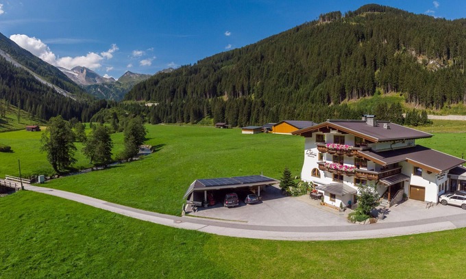 Madseit Apartment | Holiday Apartment 'Haus Marchegg - Glacier' with Mountain View, Balcony and Wi-Fi