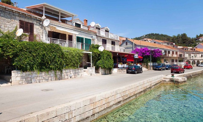 Smokvica Apartment | Holiday apartment with sea view and balcony only 50 m from the beach