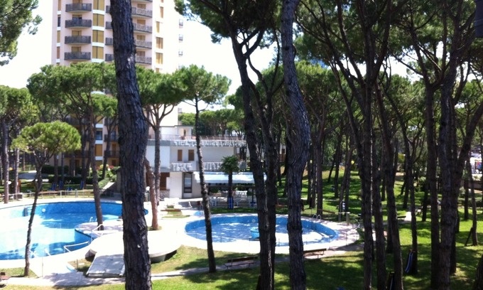 Jesolo Pineta Apartment | Holiday Apartment "Residence Pineta 126" with Shared Pool, Private Terrace & Wi-Fi