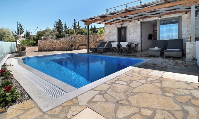 Tsoukaladhes Villa | Holiday Apartment "Suite Irida" with Sea View, 2 Terraces & Wi-Fi